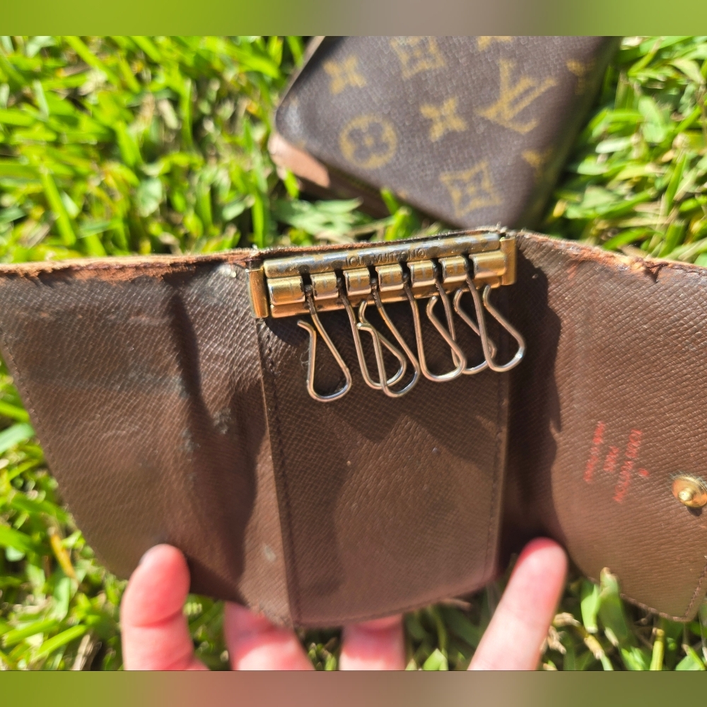 Louis Vuitton Wallet & Key Holder Bundle – Monogram & Damier – Vintage Pre-Loved - Picture 16 of 16